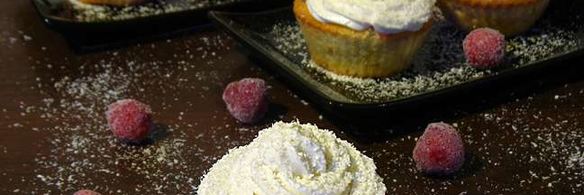 клубнично-кокосовые маффины со сливочным кремом