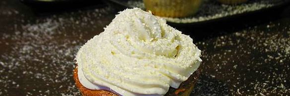 клубнично-кокосовые маффины со сливочным кремом