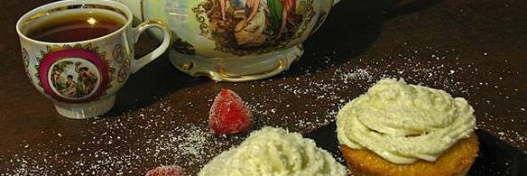 клубнично-кокосовые маффины со сливочным кремом