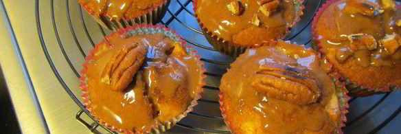 маффины с абрикосами, орехами пекан и коричной помадкой