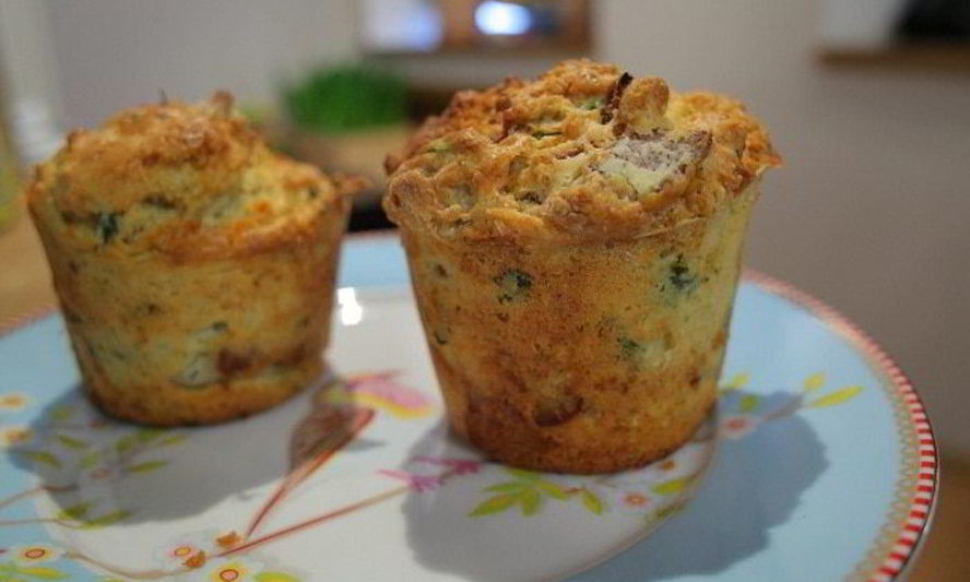 Рецепт маффинов с хрустящим беконом и луком