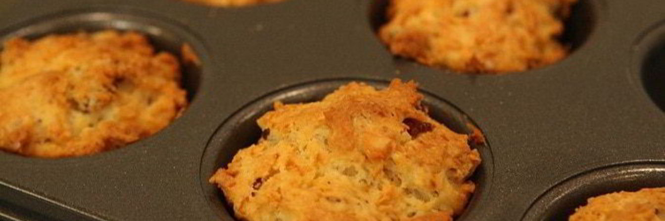 Маффины с копчеными колбасками и сыром