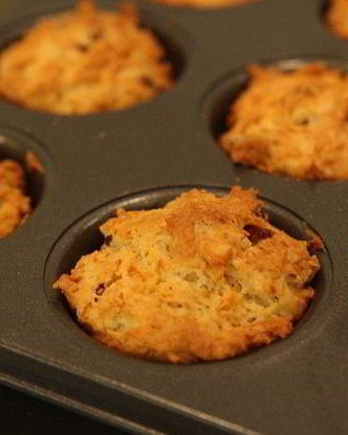 Маффины с копчеными колбасками и сыром