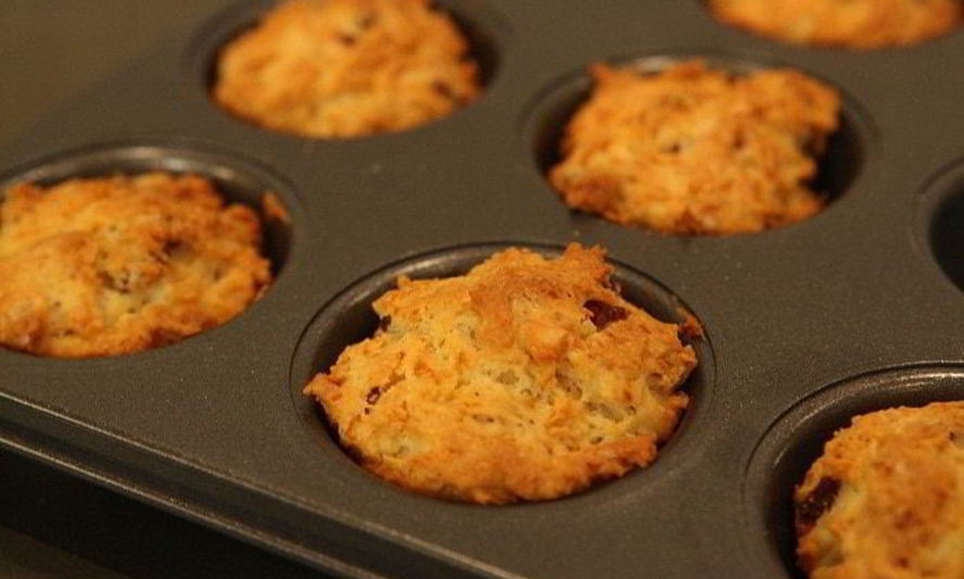 Рецепт маффинов с копчеными колбасками и сыром