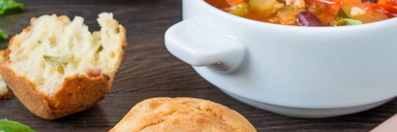 Несладкие маффины с оливками и беконом