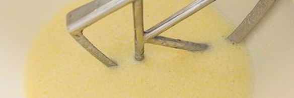 несладкие маффины с оливками и беконом