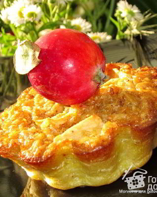 Овсяные маффины с кусочками яблок и ягодами