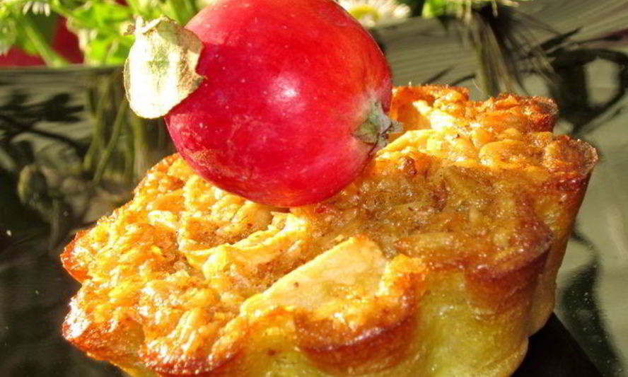 Рецепт овсяных маффинов с кусочками яблок и ягодами