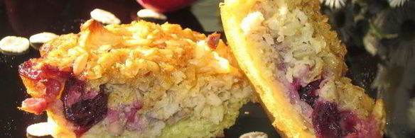 овсяные маффины с кусочками яблок и ягодами