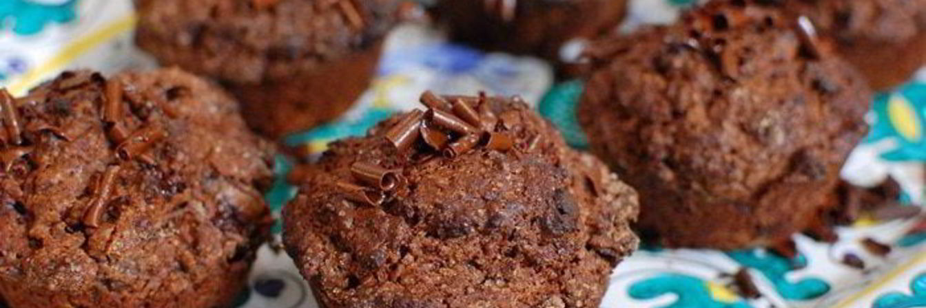 Шоколадные маффины с черешней