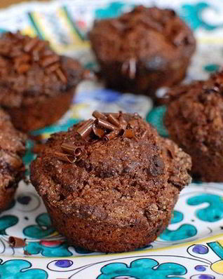 Шоколадные маффины с черешней