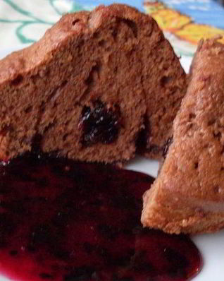 Шоколадные маффины с конфитюром из смородины