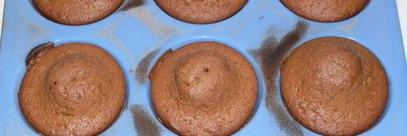 шоколадные маффины с конфитюром из смородины