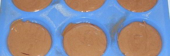 шоколадные маффины с конфитюром из смородины