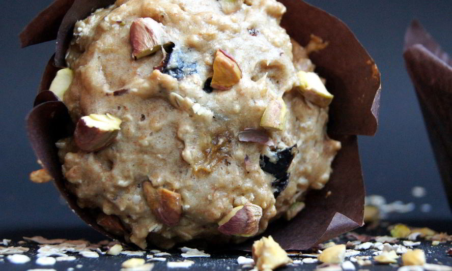 Рецепт цельнозерновых маффинов с овсяными хлопьями, чернослиом и миндалем