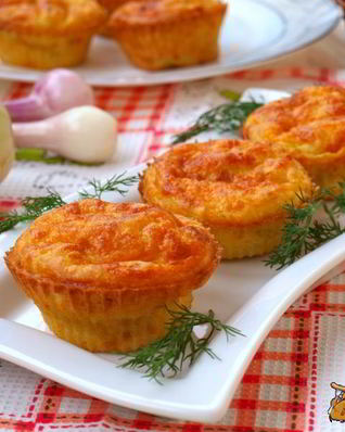 Закусочные маффины с кабачком и сыром