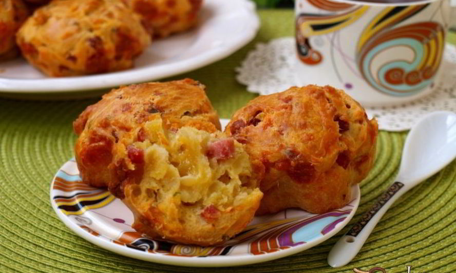 Рецепт закусочных маффинов с колбасой и сыром