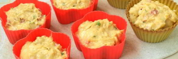 закусочные маффины с колбасой и сыром