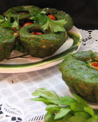 Закусочные зеленые маффины со шпинатом и сыром