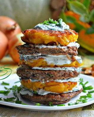 Башенки из тыквенных и печеночных оладий