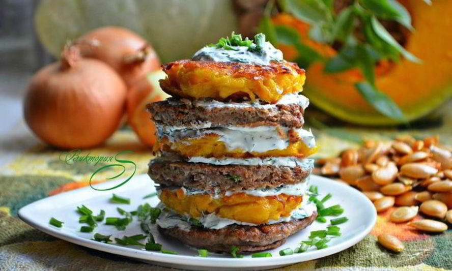 Рецепт башенок из тыквенных и печеночных оладий