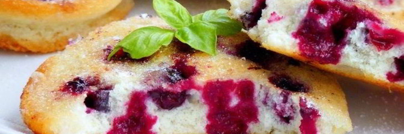 Бисквитные оладьи с черной смородиной