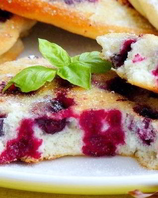 Бисквитные оладьи с черной смородиной