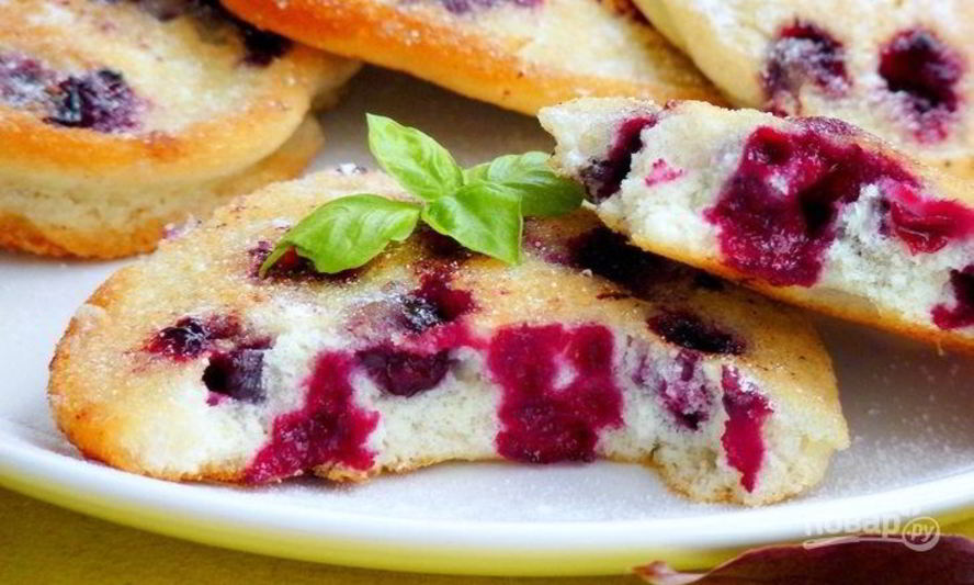 Рецепт бисквитных оладий с черной смородиной