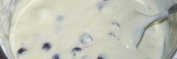 бисквитные оладьи с черной смородиной