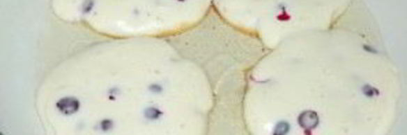 бисквитные оладьи с черной смородиной