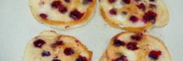 бисквитные оладьи с черной смородиной