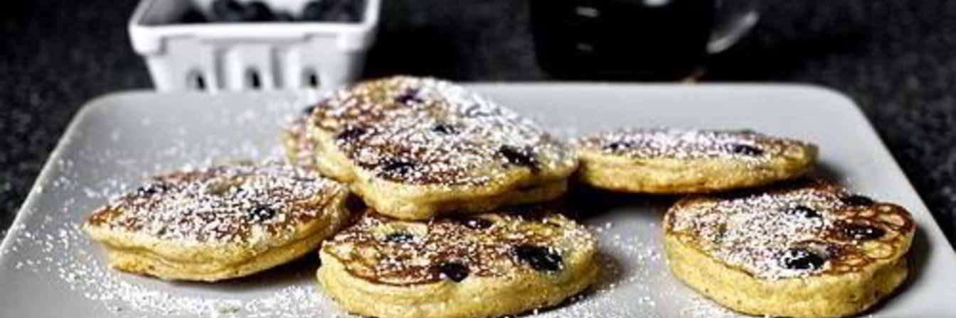 Черничные оладьи с йогуртом