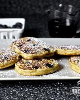 Черничные оладьи с йогуртом