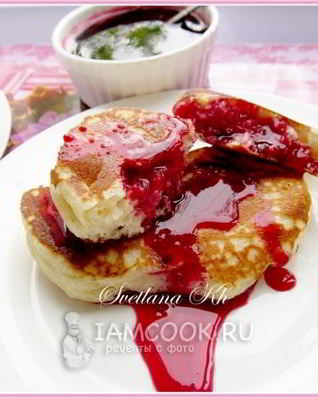 Дрожжевые оладьи на кефире с вишневым соусом