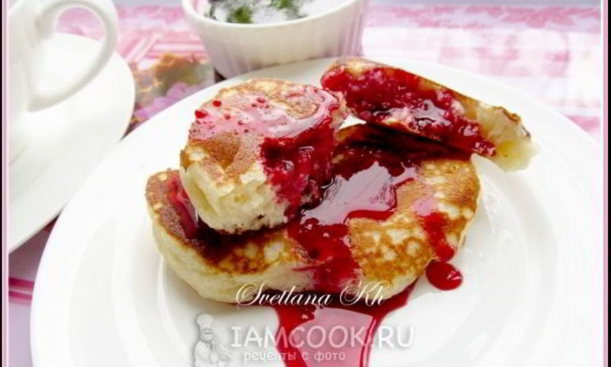 Рецепт дрожжевых оладий на кефире с вишневым соусом