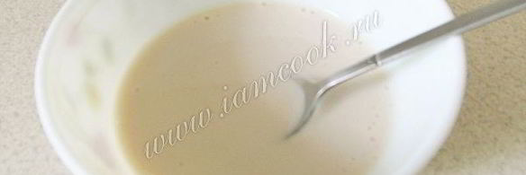 дрожжевые оладьи на кефире с вишневым соусом