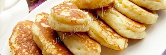 дрожжевые оладьи на кефире с вишневым соусом