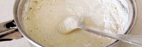 дрожжевые оладьи на кефире с вишневым соусом