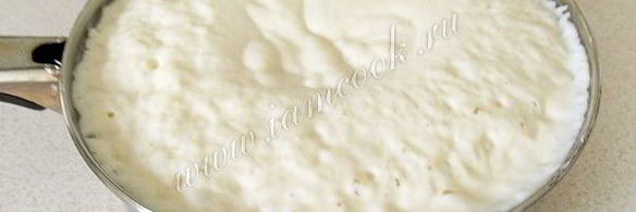 дрожжевые оладьи на кефире с вишневым соусом