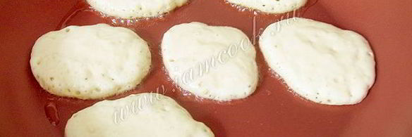 дрожжевые оладьи на кефире с вишневым соусом