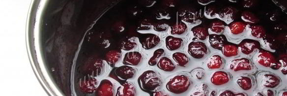 дрожжевые оладьи на кефире с вишневым соусом