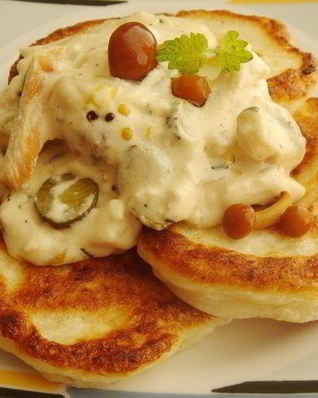 Картофельные оладьи с куриными шницелями в сливочном соусе