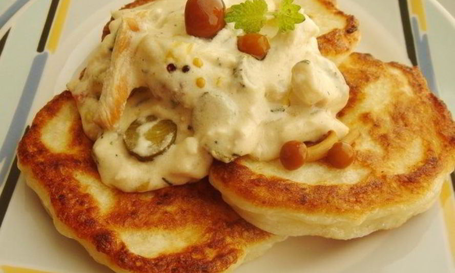 Рецепт картофельных оладий с куриными шницелями в сливочном соусе