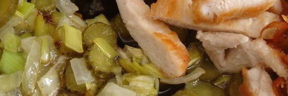 картофельные оладьи с куриными шницелями в сливочном соусе