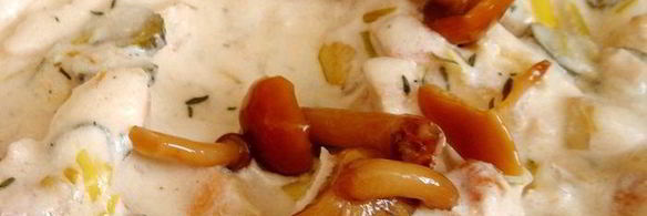 картофельные оладьи с куриными шницелями в сливочном соусе