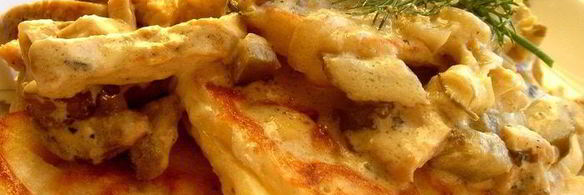 картофельные оладьи с куриными шницелями в сливочном соусе