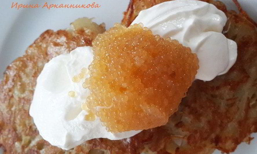 Рецепт картофельных оладий с щучьей икрой и сметанкой