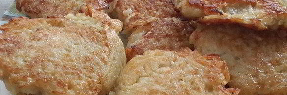 картофельные оладьи с щучьей икрой и сметанкой