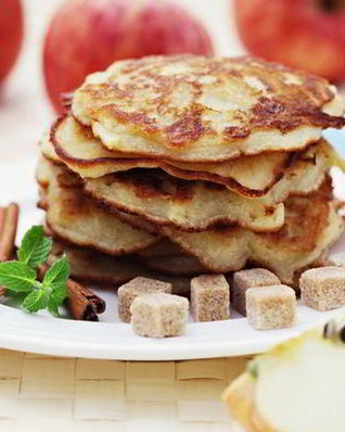 Кефирные оладьи с яблоком и корицей