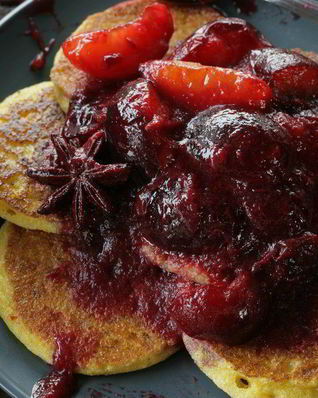 Кукурузные оладушки со сливами